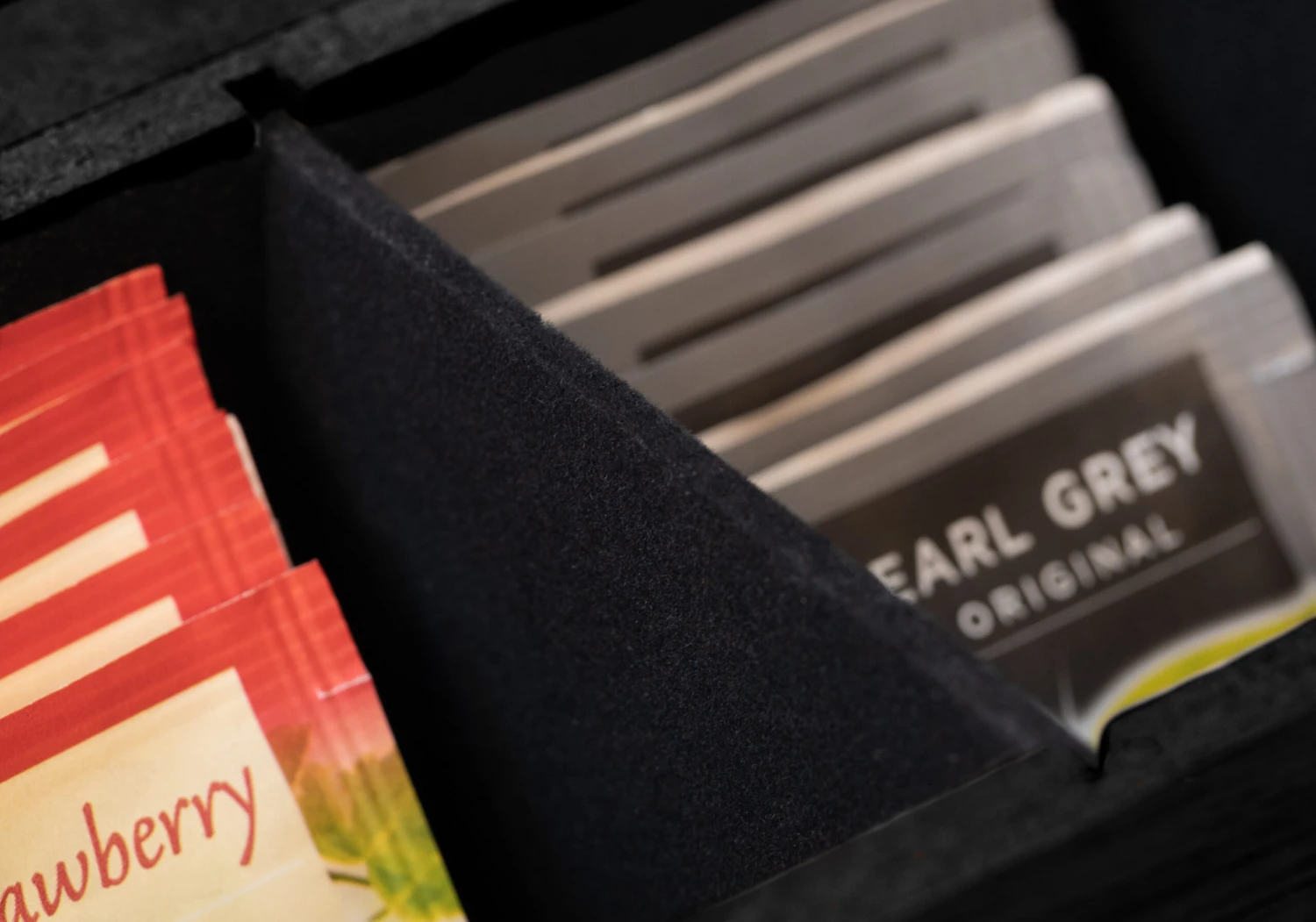 Sakura Tea Theedoos - Zwart - 6-vaks - Met Fluweel - 24 X 16 Cm 4 Sakura Tea Theedoos - Zwart - 6-vaks - Met Fluweel - 24 X 16 Cm - Afbeelding 4