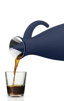 Eva Solo Thermoskan Classic Navy Blue 1 Liter 5 Eva Solo Thermoskan Classic Navy Blue 1 Liter -Keuken Do Verkoop 502804 Vacuum jug 100cl Navy blue pouring HIGH